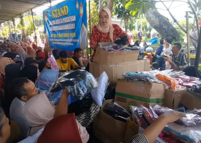 Bazar Baju Rp 10 Ribu Pasar Murah Ramadan Diserbu Warga di Alun-Alun Banjarnegara