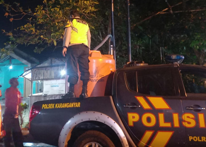 Krisis Air Bersih Saat Persalinan, Polsek Karanganyar Kirim 1.050 Liter ke Puskesmas