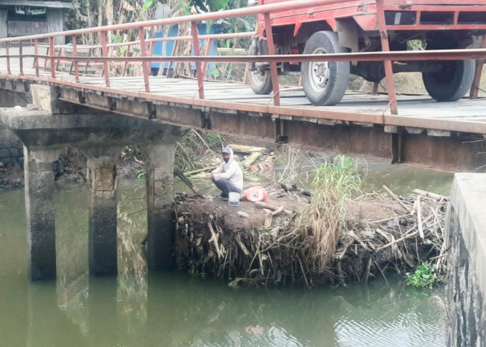 Jembatan Kayu Akses Tiga Kabupaten Rusak