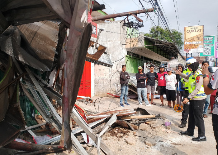 Truk Oleng Tewaskan Lansia di Ajibarang, Sopir Diduga Mengantuk Tabrak Mobil dan Kios