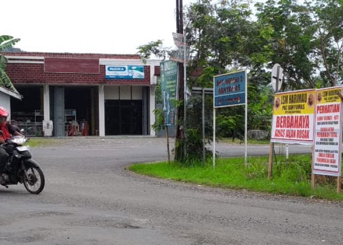 Pasang Papan Aspirasi di Jalan Kabupaten Rusak