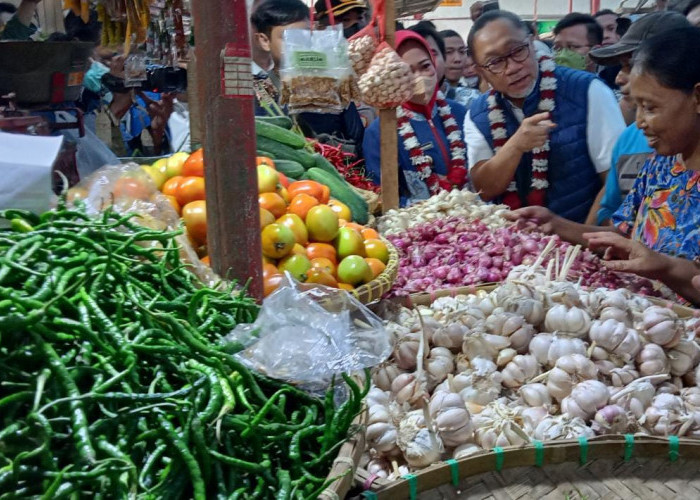 Pantau Harga di Pasar Bukateja, Mendag Traktir Bawang Putih Sejumlah Pembeli