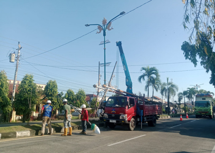Terkena Korosi, Puluhan Tiang PJU di Soekarno-Hatta Cilacap Diganti
