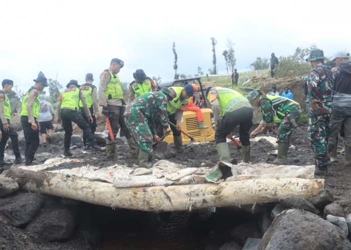 Polres Purbalingga dan Brimob Bangun Jembatan Darurat di Lokasi Banjir Bandang