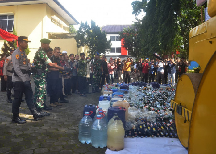 Polresta Banyumas Musnahkan 3.500 Botol dan Ribuan Liter Miras Ilegal Jelang Natal dan Tahun Baru 2024