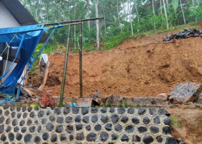Hujan Intensitas Tinggi, Rumah di Tambaksari Wanareja Cilacap Tertimpa Longsor 