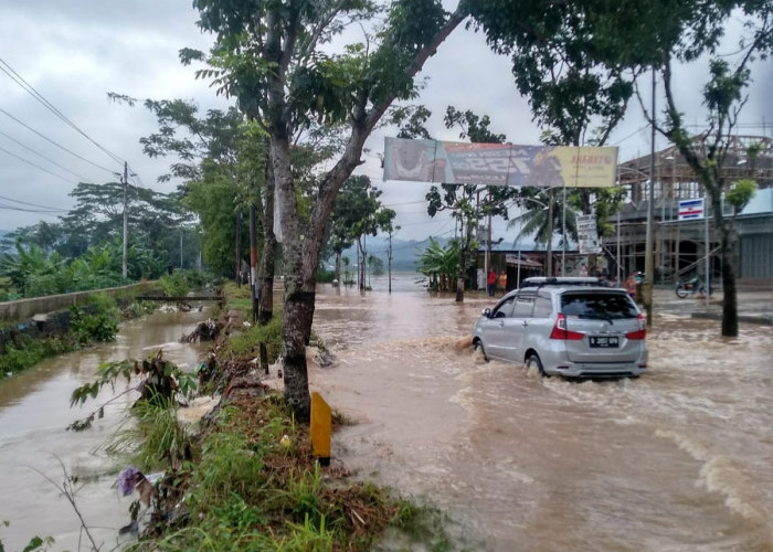 Diguyur Hujan Lebat, Jalan Raya Buntu-Kroya, Cilacap Banjir