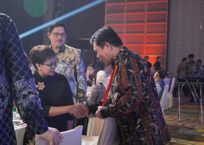 Rektor UMP Bersama Menteri Luar Negeri Sabet Penghargaan di CNN Indonesia Awards 2024