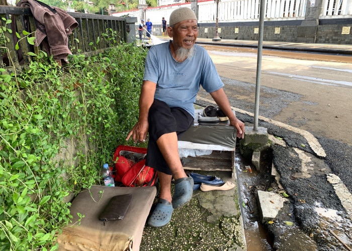 Tangis Tukang Sol di Puing Kericuhan Demo, Alat Kerja dan Sepatu Pelanggan Dijarah Massa 