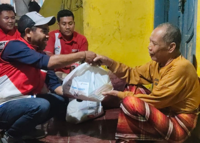 Pertamina Peduli Bagi Bantuan ke Lokasi Banjir Bandang dan Longsor Sukabumi