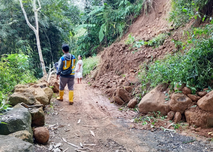 Longsor Tutup Total Jalan Desa di Dayeuhluhur Cilacap, Alat Berat Sampai Diturunkan