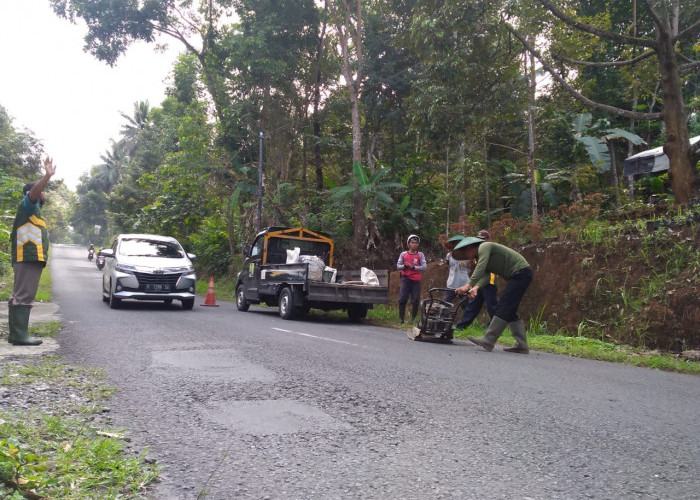 UPTD PU Sumpiuh Kebut Menangani Embrio Lubang Jalan Sebelum Libur Lebaran