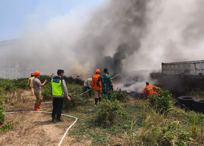 Tumpukan Ban Bekas di Area Persawahan Maos Cilacap Terbakar, Penyebab Belum Diketahui