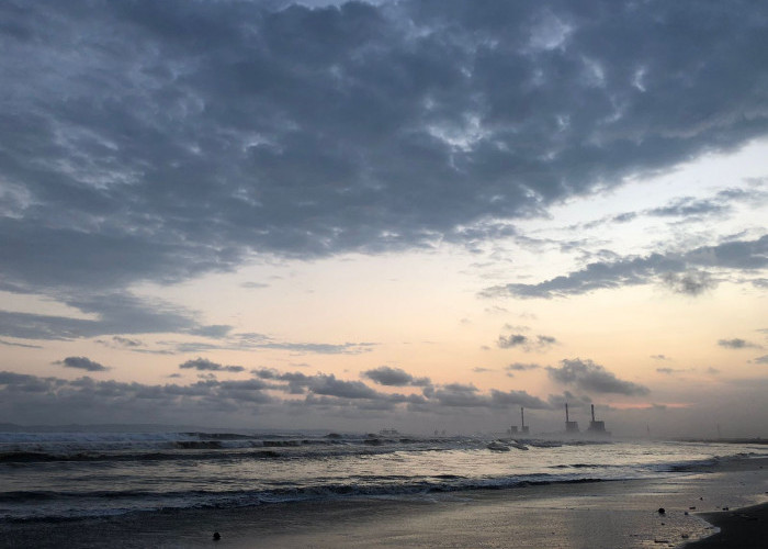 Pesona Tersembunyi di Dusun Bogemanjir: Menikmati Mahakarya Pasir Hitam dan Kanopi Cemara di Pantai Bunton