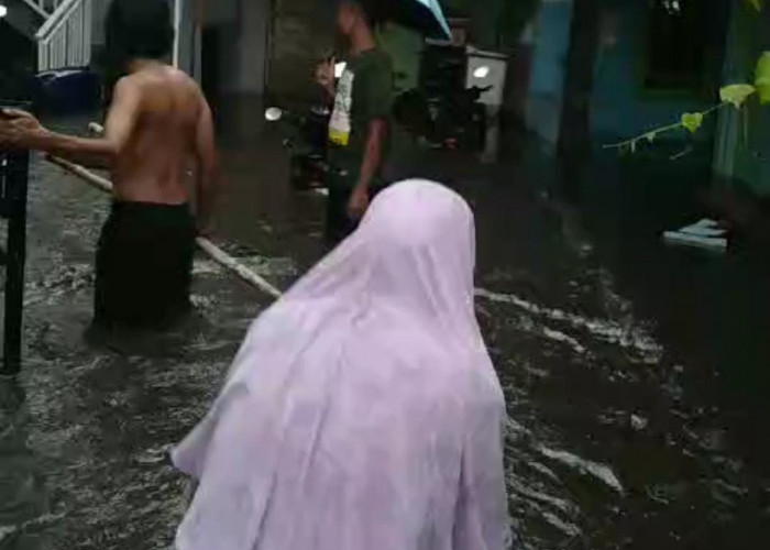 Pagar Keliling Roboh Tutup Aliran Sungai, Sejumlah Rumah Diterjang Banjir di Karangwangkal