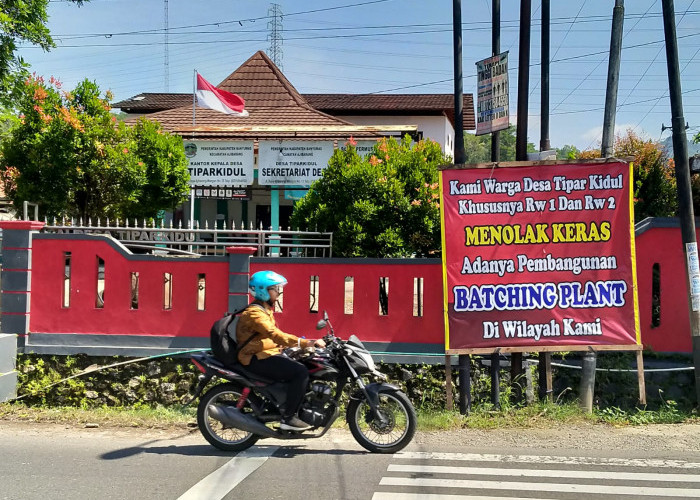 Warga Desa Tipar Kidul Tolak Pembangunan Bacthing Plant, Pasang Banner Penolakan di Depan Balai Desa