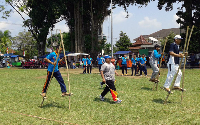 lomba-egrang-alun-alun-cilacap