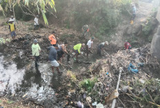 Warga Pesawahan Bersihkan Sampah Sungai, Koramil Rawalo Cegah Luapan Air Banyumas