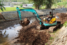 DPU Banyumas Angkat Sedimen Bendung Julang, Endapan 300 Kubik Lancarkan Irigasi dan Urugan Jembatan