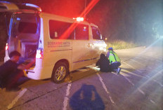 Tak Kenal Jalur, Ambulans Bawa Jenazah Masuk Parit dan Tabrak Batu di Bayeman