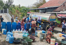 HUT Partai NasDem ke-15, Sugeng Suparwoto Salurkan Air Bersih di Banyumas dan Cilacap