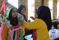 Hari Ibu, Warga Klinting Sulap Koran Bekas jadi Busana