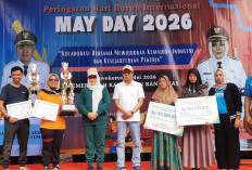 Bupati Banyumas Serahkan Santunan Untuk Dua Orang Pekerja di Hari Buruh