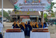 Muhammadiyah Gandrungmangu Berbagi 1.000 Es Teh Gratis di Hari Santri