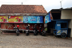 Warung Tetap Buka di Balik Tirai, Cara Pedagang Jaga Hormat di Siang Hari Saat Ramadan