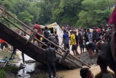 Jembatan Penghubung Petir–Pucung Bedug Banjarnegara Ambruk, Truk Pasir Terjun ke Sungai Sapi