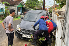 Damkar Kroya Evakuasi Mobil Terperosok di Jalan Candradimuka Kroya Cilacap