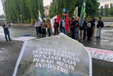 Hujan Deras Tak Surutkan Aksi, 25 Mahasiswa Purbalingga Tuntut Kesejahteraan Buruh