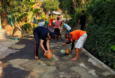 Warga Kejawar Banyumas Perbaiki Jalan Rusak Swadaya, Jalur Berlubang Sering Memicu Kecelakaan Pengendara