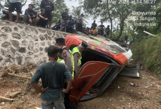 Travel Pemudik Lampung Terjungkir di Kemranjen Banyumas, Enam Orang Luka