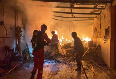 Kebakaran Gudang di Purwareja Klampok Diduga Korsleting Listrik, Petugas Damkar Dilarikan ke Puskesmas