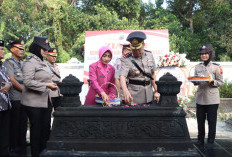 Hari ke-80 Bhayangkara, Polres Banjarnegara Kenang Jasa Jenderal Soekarno Djojonagoro Lewat Ziarah Makam