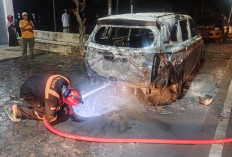 Mobil Tiba-Tiba Terbakar di Jalan Raya Slarang Cilacap, Diduga Akibat Korsleting