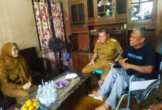 Dua Lansia di Banjarnegara Terima Bantuan Kursi Roda