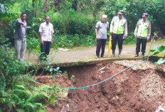 Bahu Jalan Akses Desa Karangrejo Kebumen Amblas Akibat Longsor
