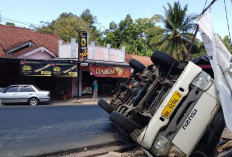 Truk Boks Terguling di Banyumas usai Stir Tak Berfungsi, Tiang Lampu Roboh, Sopir dan Kernet Terluka