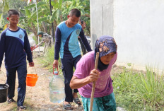 Santri Insan Mulia Muhammadiyah Gandrungmangu Ikut Bagikan Air Bersih