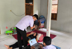 Tak Bisa Datang ke Kantor, Masyarakat Rentan Desa Bojongsari Cilacap Didatangi Petugas Disdukcapil