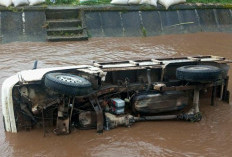 Damkar Evakuasi Mobil Pikap Milik Kadus Nusa Indah Cilacap yang Terperosok ke Parit
