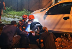 Mobil Terperosok ke Selokan di Jalan Sultan Agung Purwokerto, Diduga Sopir Mengantuk Saat Berkendara