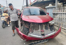 Innova Tabrak Tiga Mobil Parkir di Mersi, Diduga Microsleep, Penumpang Luka dan Mobil Terbalik