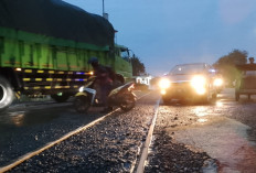 Rel Sumpiuh Banyumas Rawan Kecelakaan, Aspal Rusak Picu Pengendara Jatuh