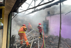 Api Muncul dari Garasi, Rumah dan Warung Makan Padang di Kembaran Banyumas Terbakar
