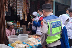 Petugas Gabungan Temukan Makanan Kedaluwarsa Dijual di Pasar Kalibening