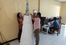 Pesan Kesederhanaan dari Pohon Natal Kantong Plastik Putih Dibentuk Bunga dI GKJ Banyumas