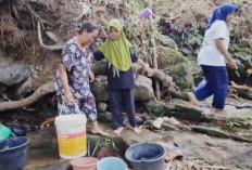 Krisis Air Bersih, Warga Karanggintung Cilacap Rela Berjalan 1 Km Demi Air Bersih